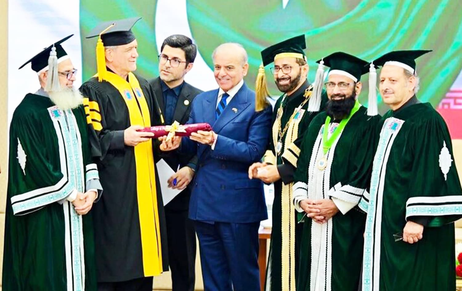 لە پاکستان سەرۆککۆماری ئێران بڕوانامەی 'فەخری'ـی نەشتەرگەرییەکانی دڵی پێ بەخشرا