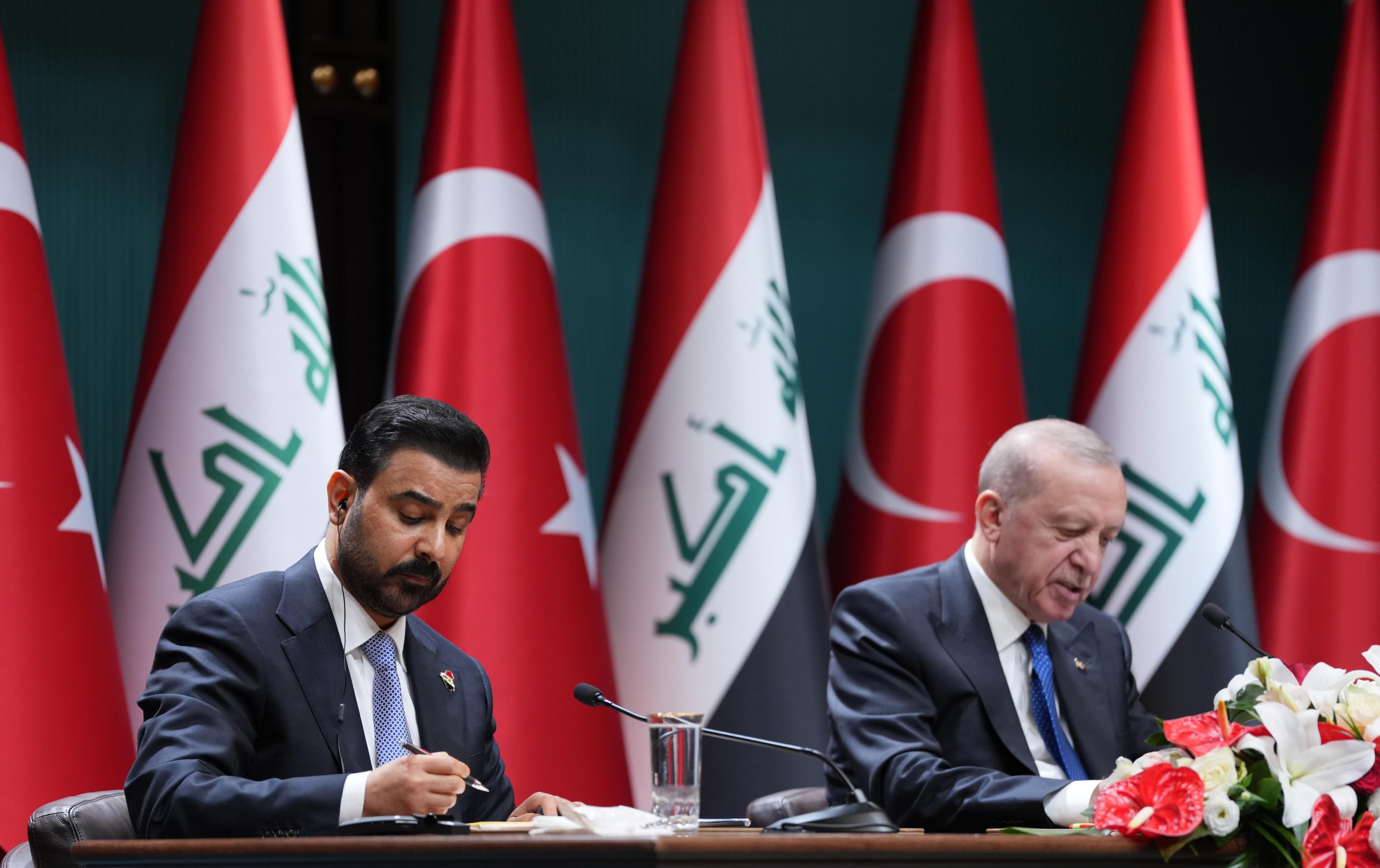 الزيدي وأردوغان خلال توقيع مذكرات تفاهم