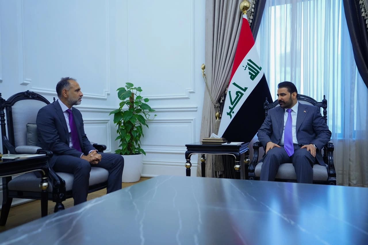 الزيدي والسفير البريطاني يؤكدان أهمية تضافر الجهود لتخفيف التوترات بالمنطقة