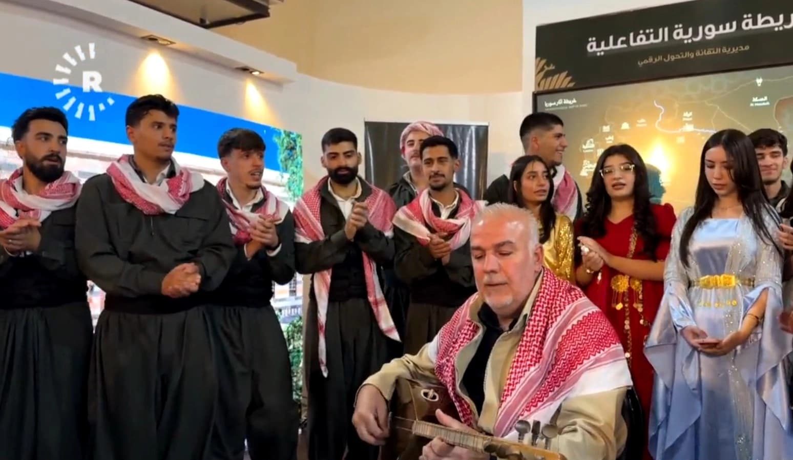 بعد سنواتٍ من الحظر.. فرقٌ كوردية تحيي تراثها الغنائي والفلكلوري في دمشق