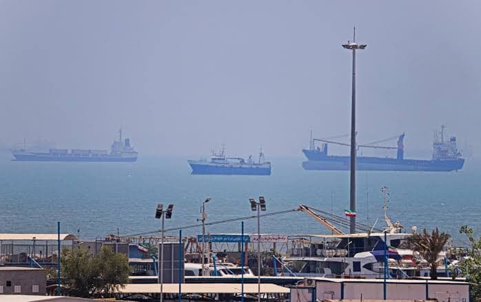 إيران وعُمان تقتربان من اتفاق على ممر مؤقت في هرمز
