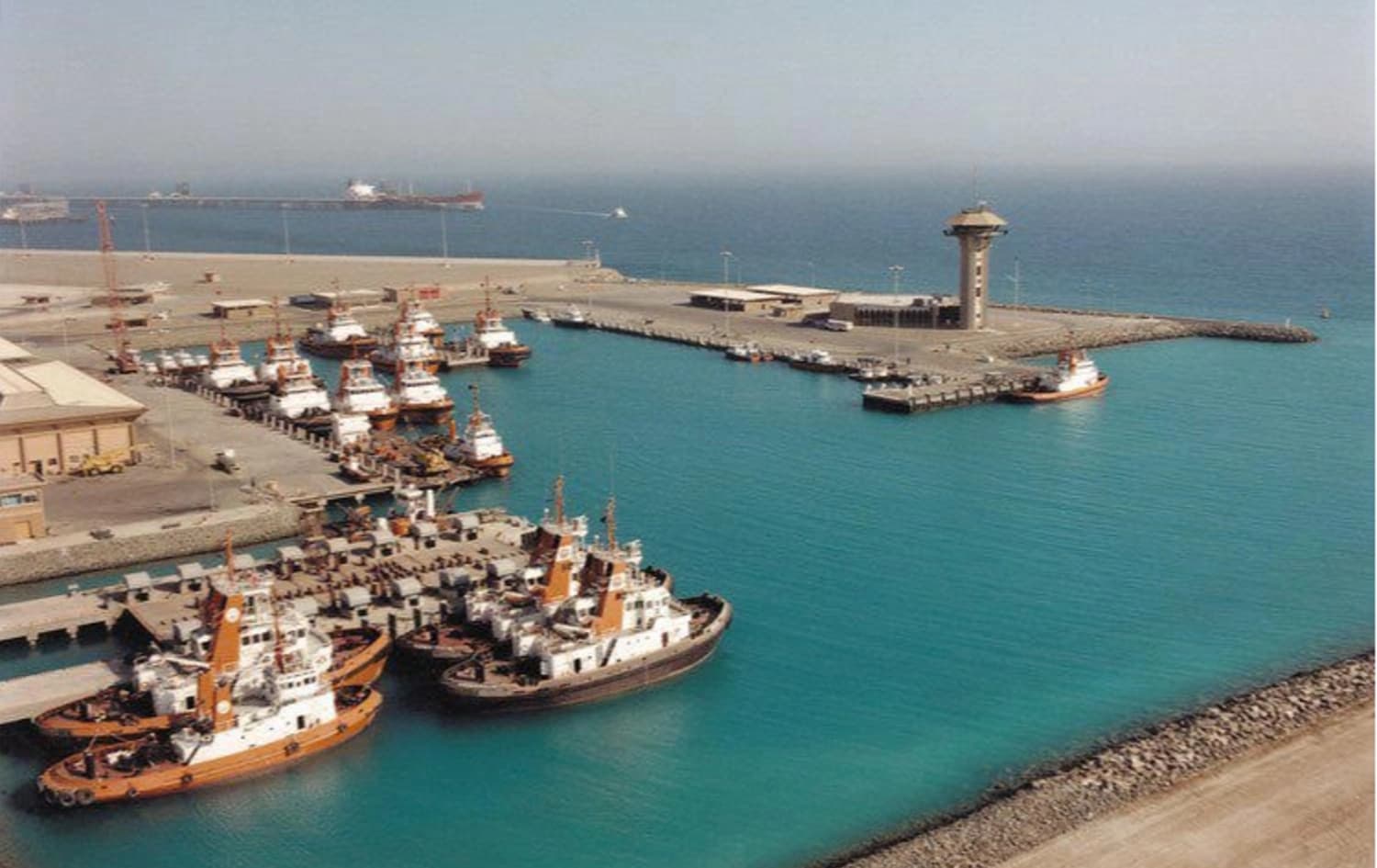 ميناء ينبع السعودي.. توقفه قد يحرم السوق العالمية 120 مليون برميل نفط شهرياً