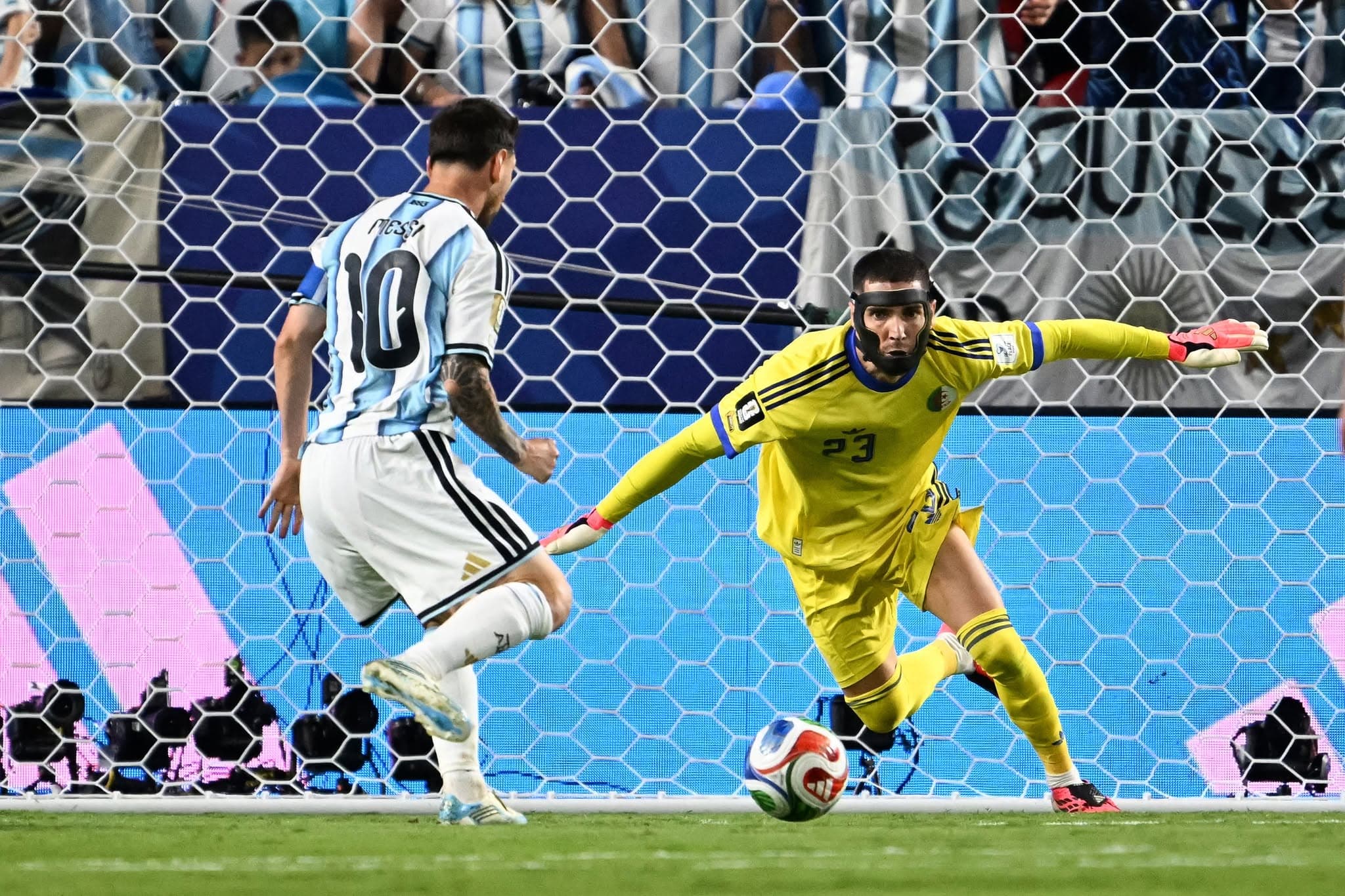 الأرجنتين تهزم الجزائر بهاتريك ميسي