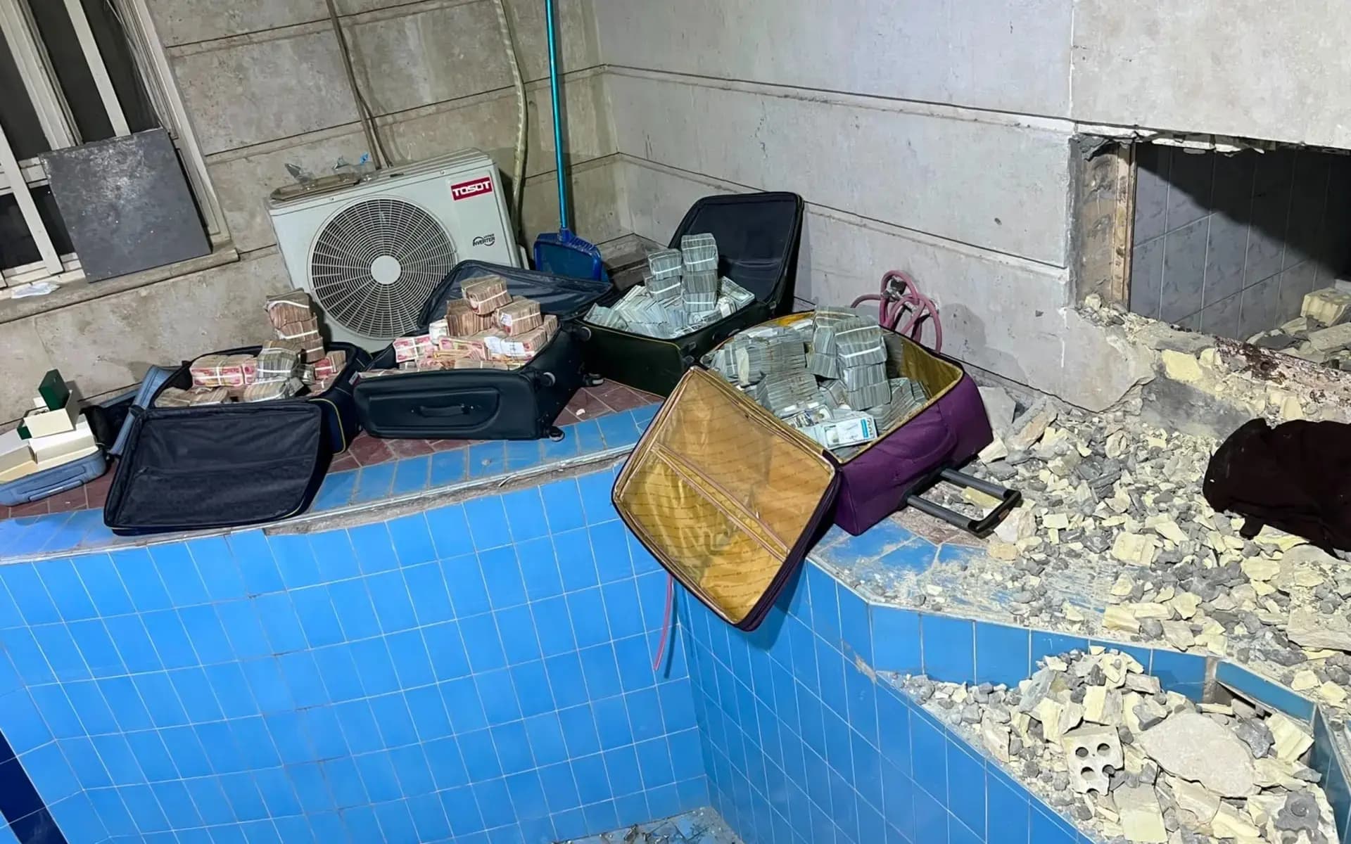 جزء من الأموال التي ضبطت في منزل وكيل وزير النفط لشؤون التوزيع، علي معارج البهادلي