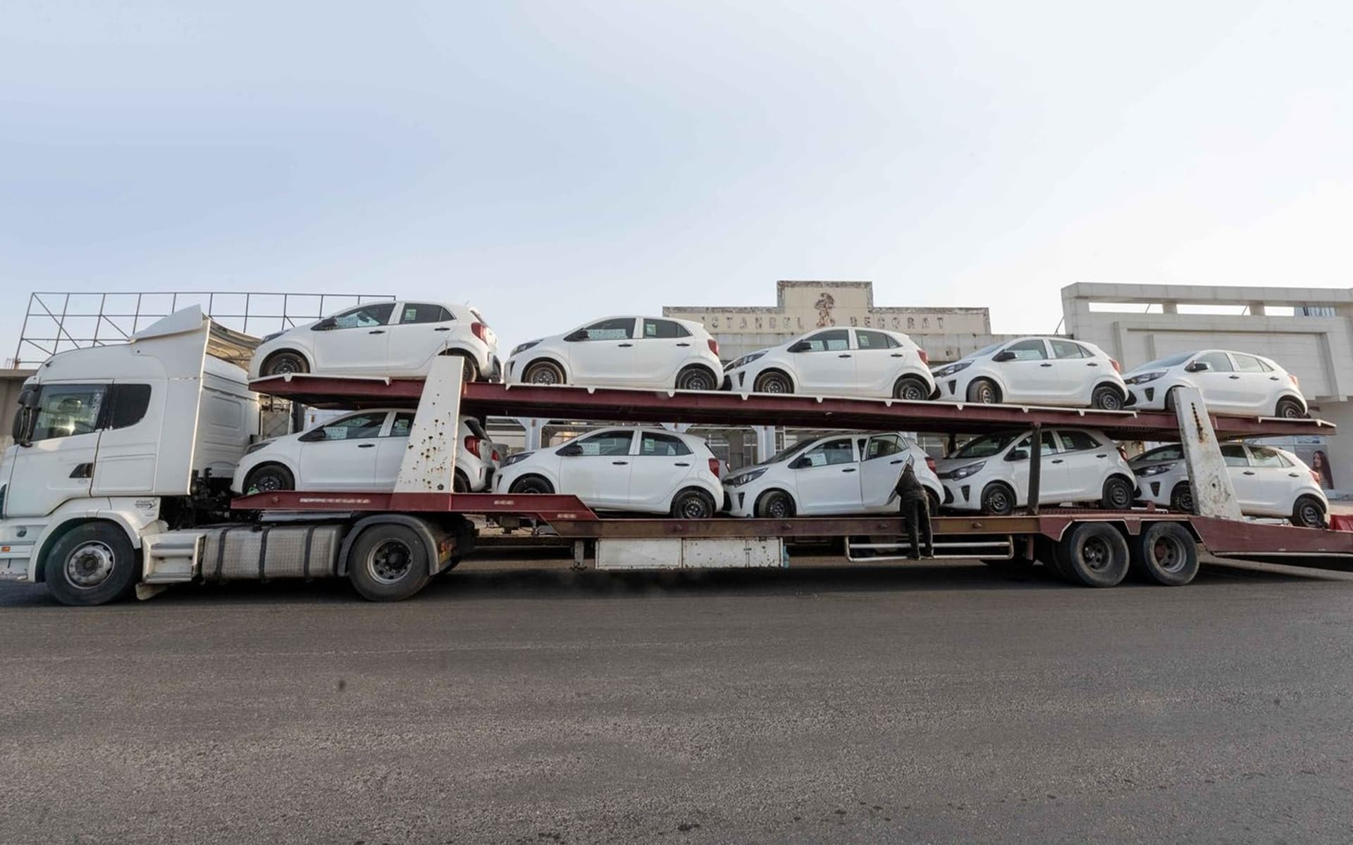 العراق يرفع الرسوم الجمركية على السيارات والذهب ويؤكد: لا مساس بأسعار الغذاء والدواء