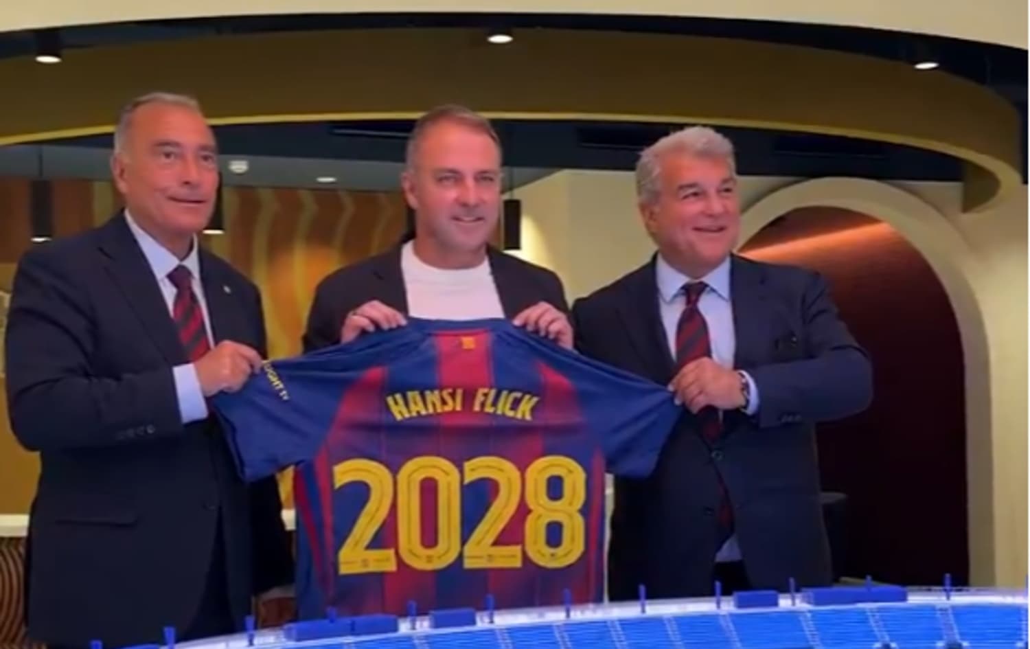فليك عقب تمديد عقده مع برشلونة