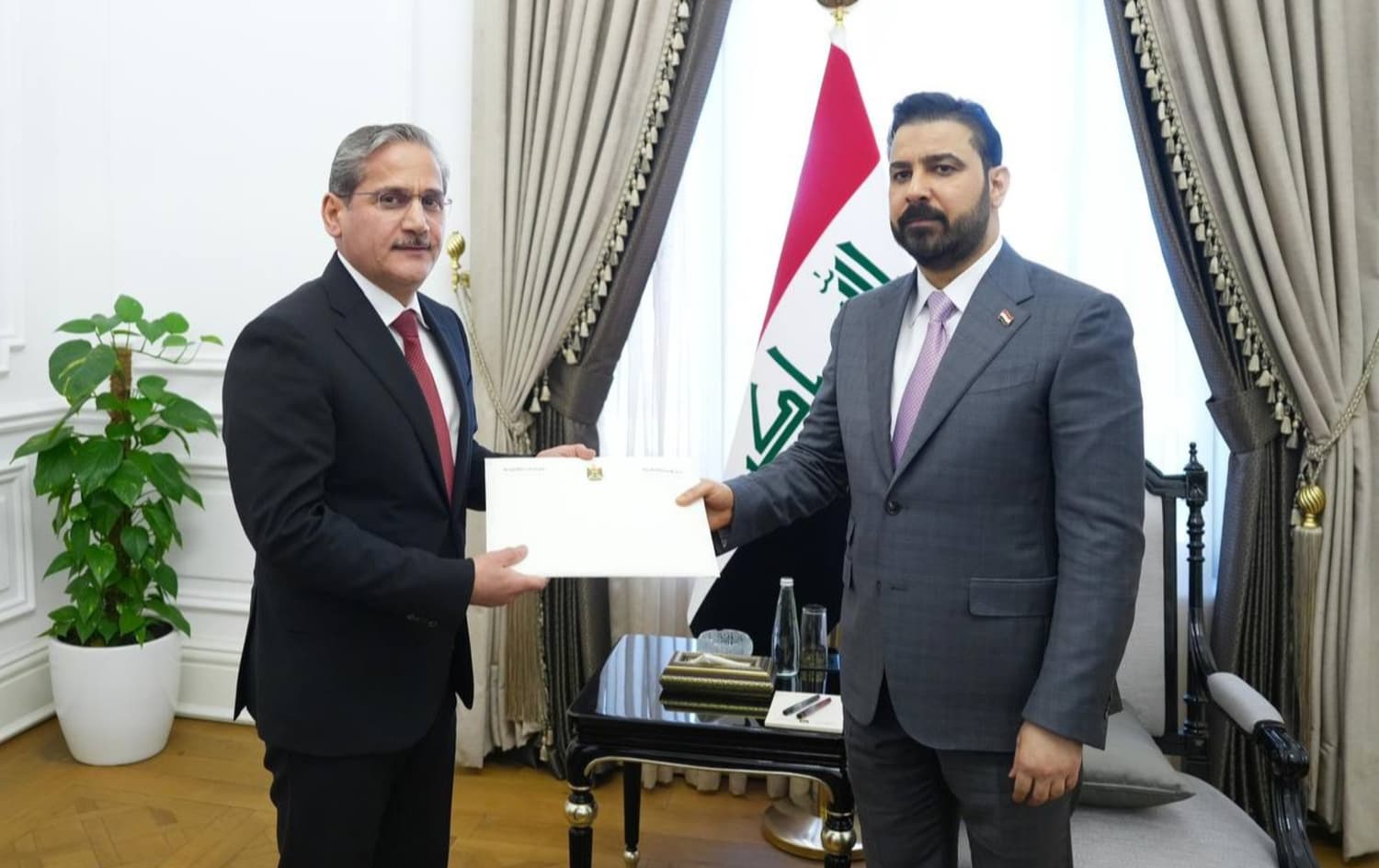 علي الزيدي يسلّم كشفاُ بذمته المالية