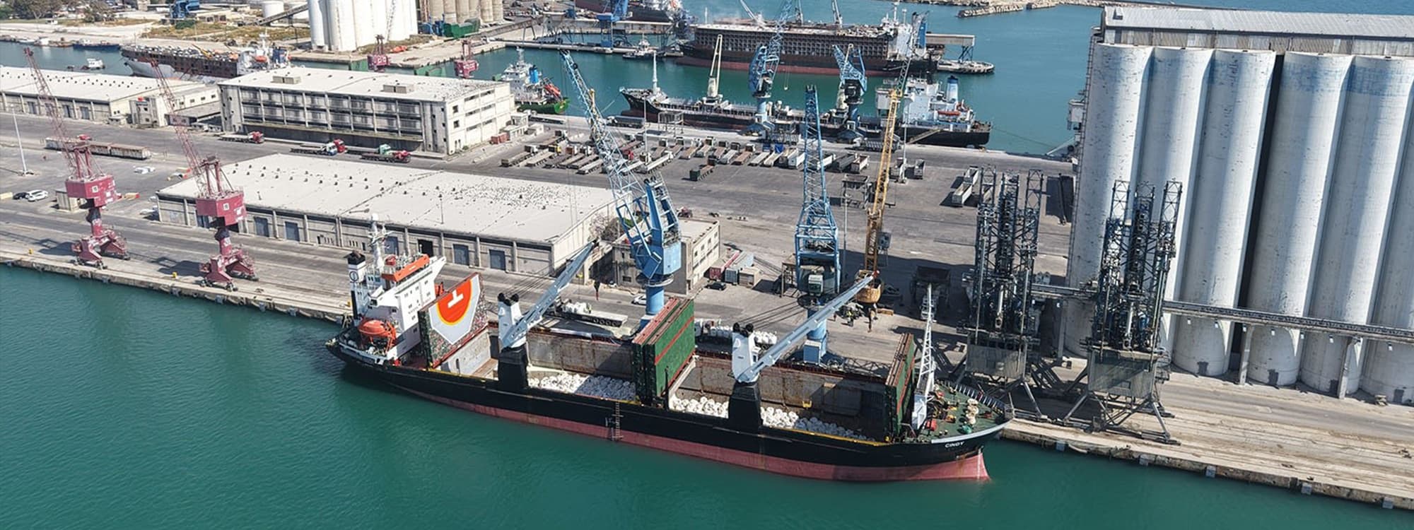 Iraqi sulfur being loaded on shipping containers in the Syrian port of Tartus on May 25. Photo: Syrian General authority for Borders and Customs.