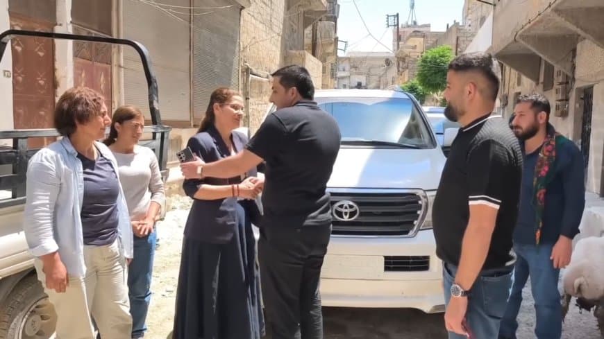 Senior Rojava official visits Kurdish neighborhood in Aleppo