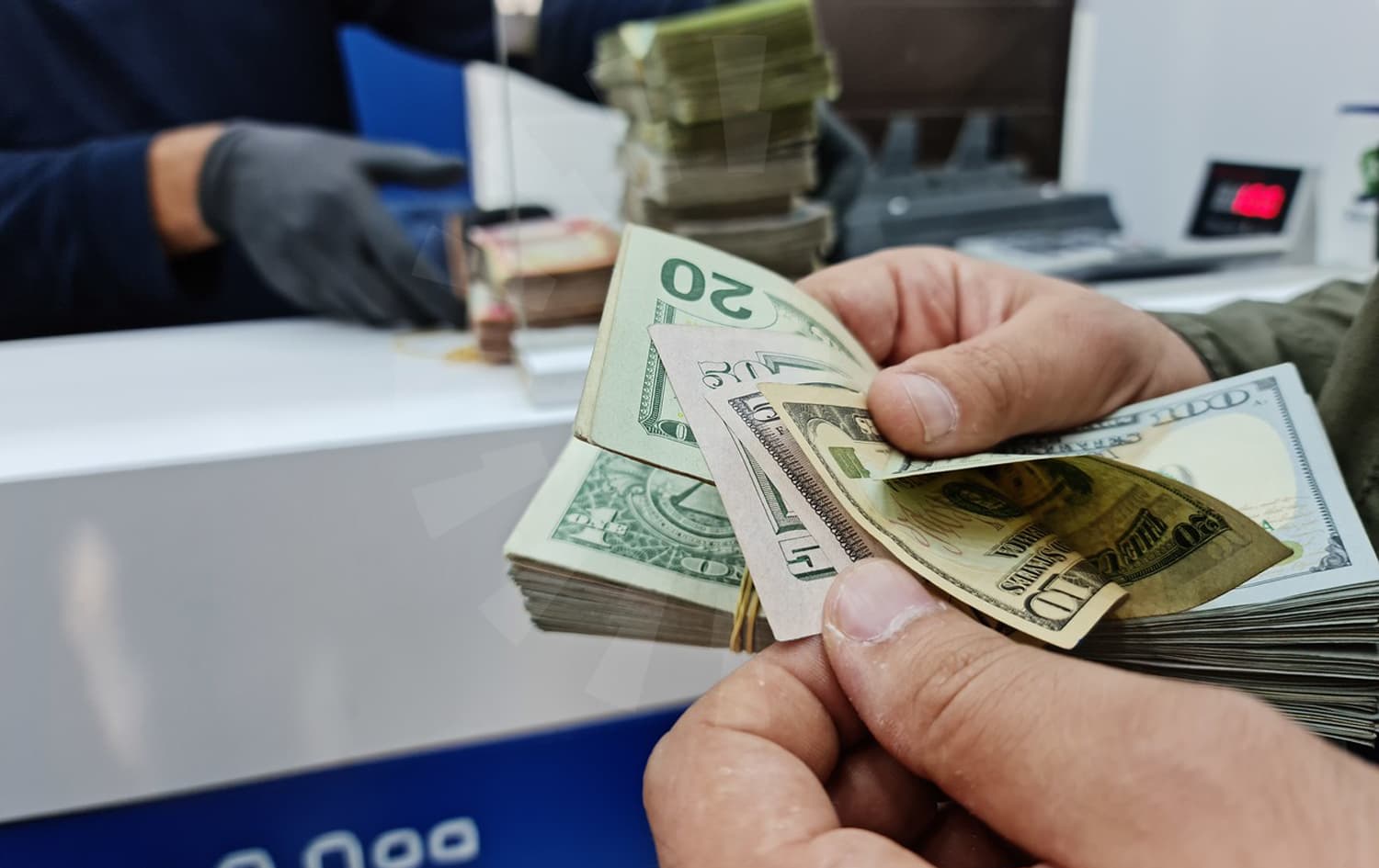 انخفاض ملحوظ في قيمة الدينار العراقي أمام الدولار الأميركي