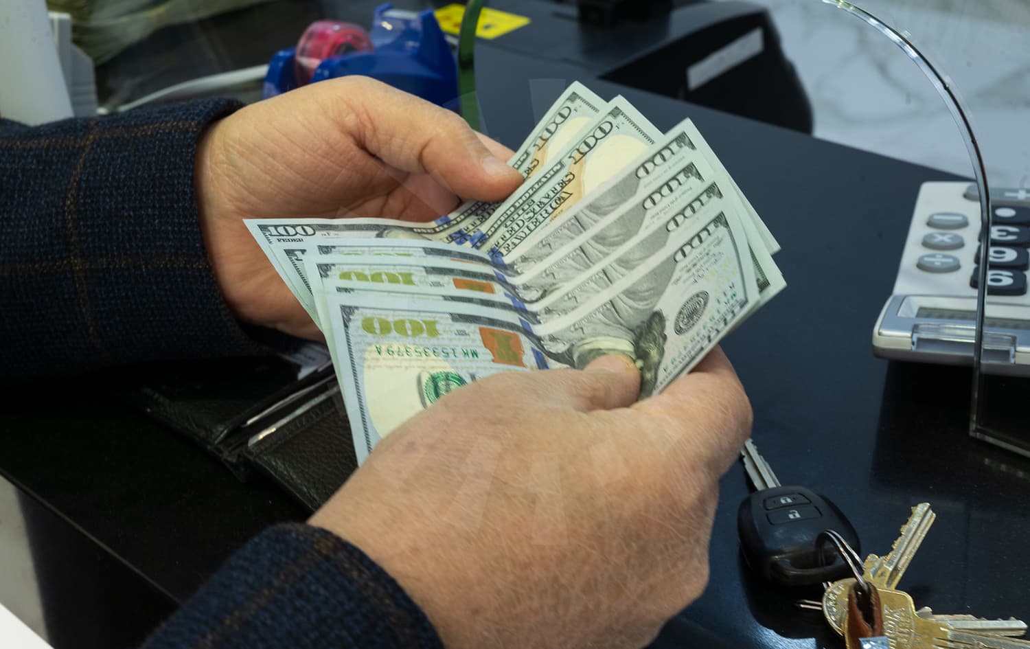 البنك المركزي العراقي يحدد حصة النقد الأجنبي للمسافرين بألفي دولار بدلاً من 3 آلاف