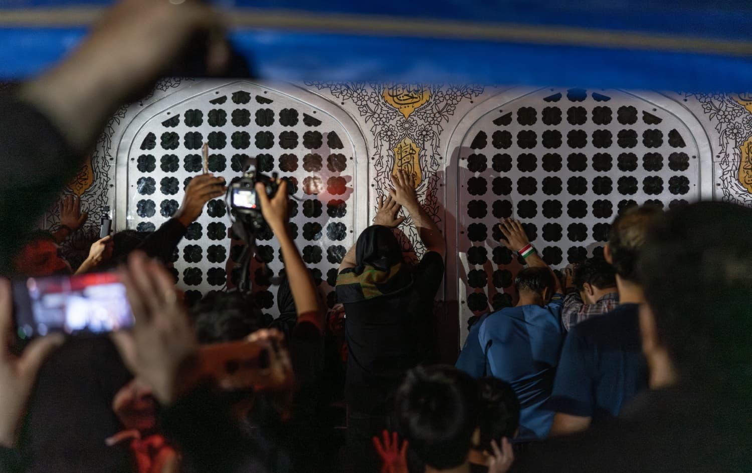 خامنئي يوارى الثرى في مشهد على وقع أجواء مشحونة بالتوتر مع أميركا