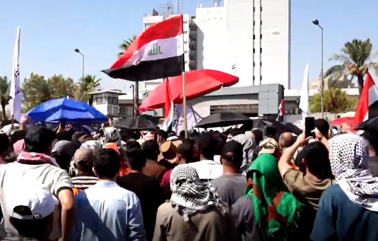الشيوعي العراقي مُديناً العنف ضد خريجي المجموعة الطبية: ليس من العدل تحميلهم نتائج سوء الإدارة