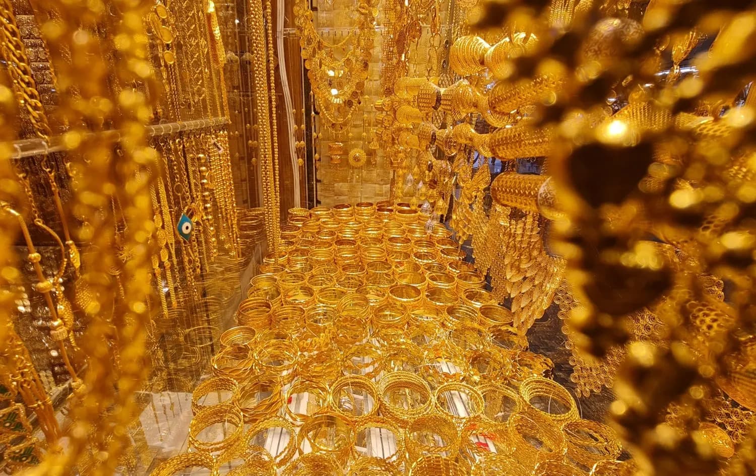 الذهب يتجه لتسجيل مكاسب للأسبوع الثالث على التوالي
