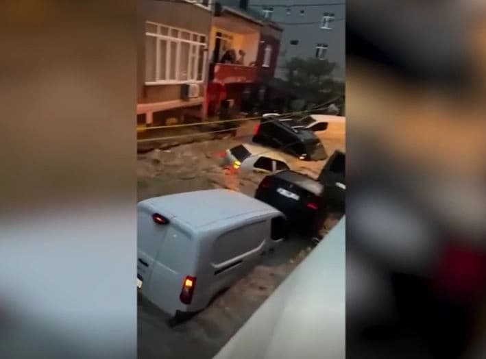 مصرع شخصين جراء سيول اجتاحت إسطنبول وإنقاذ نحو 200