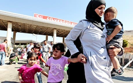 مجموعة من العوائل العراقية خلال عميلة النزوح في احدى النقاط الحدودية التركية