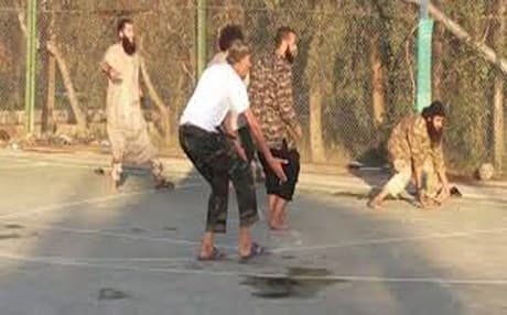 عناصر من داعش يلعبون كرة القدم 