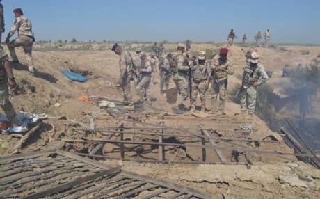 القوات العراقية أمام "مضافات" داعش التي عُثر عليها في ديالى - مصدر الصورة: صفحة وزارة الدفاع العراقية