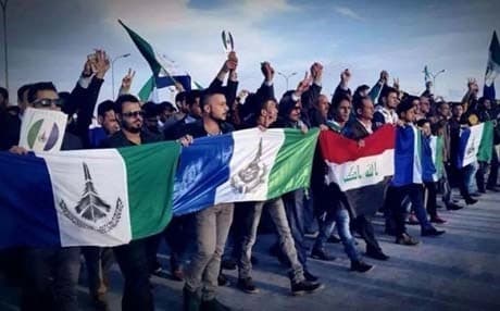 متظاهرون يرفعون علم " إقليم البصرة "