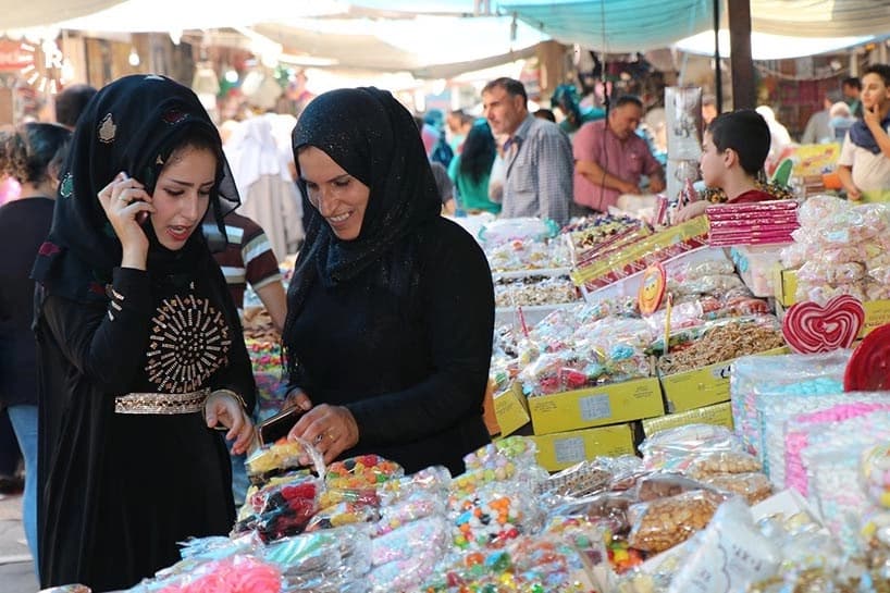صور.. الحلوى والمكسرات تزين سوق القامشلي مع حلول عيد الأضحى  