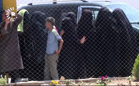 نساء وأطفال من عوائل تنظيم داعش في أحد مخيمات النازحين بكوردستان سوريا - أرشيفية