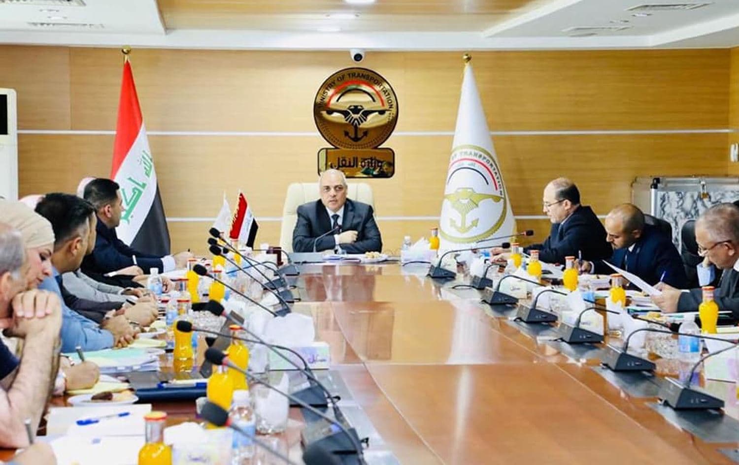 جانب من الاجتماع الذي عقده وزير النقل العراقي مع لجنة الأمر الديواني في الوزارة، لاستعراض أهم بنود جدول أعمال اللجنة