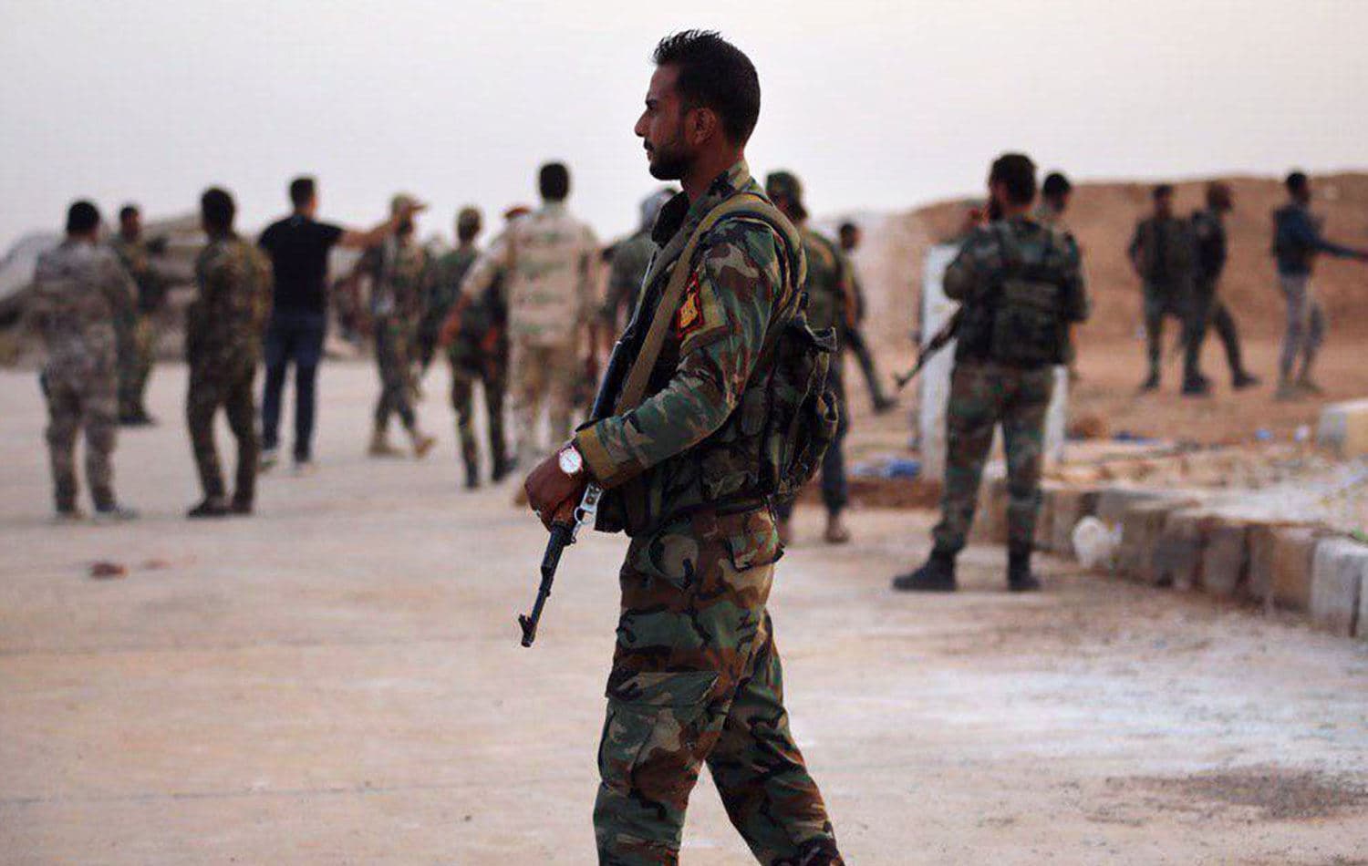 صورة نشرتها وكالة "سانا" السورية الرسمية للأنباء وقالت إنها لجنود من الجيش السوري في القاعدة الجوية بالطبقة في محافظة الرقة - أرشيفية