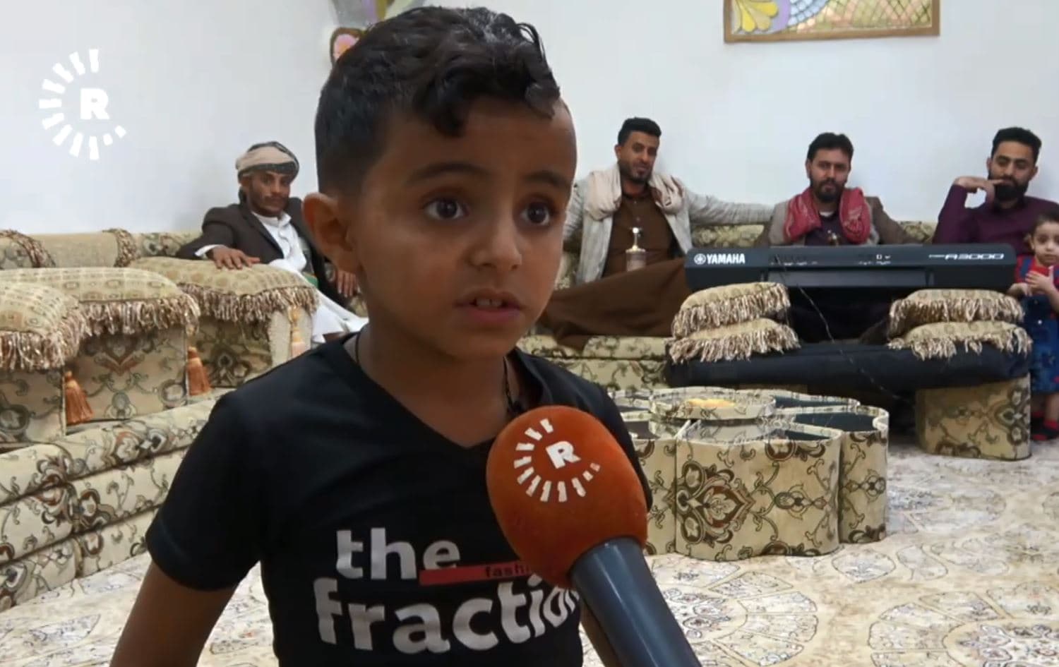 "بائع الماء اليمني".. قصة طفلٍ تعدت حدود اليمن وأشغلت أبناء بلدٍ طحنته الحروب