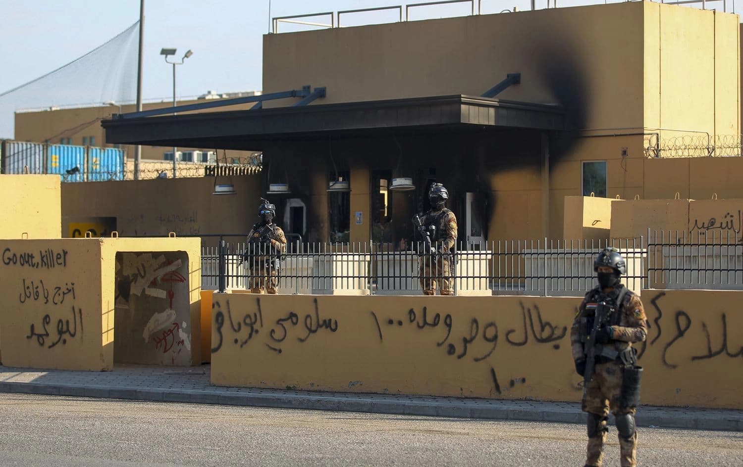 السفارة الأمريكية في بغداد بعد تعرضها لهجوم من أنصار الحشد الشعبي أواخر العام الماضي
