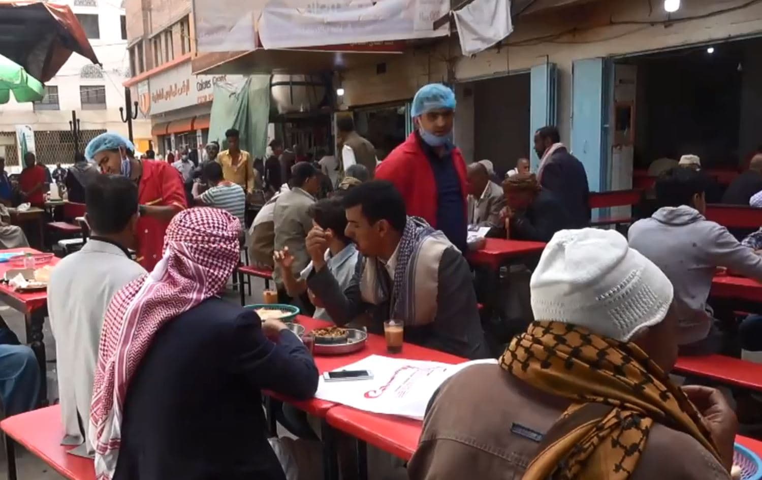 إقبال كبير لليمنيين على الأسواق رغم الحرب ورهبة كورونا