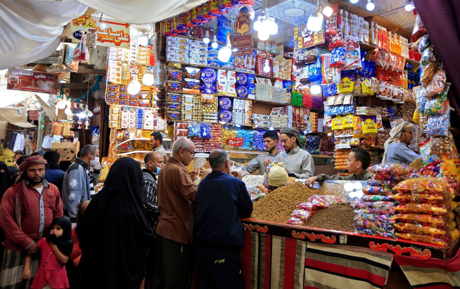 اليمنيون يقبلون على التسوق للعيد رغم غلاء الأسعار ومخاطر كورونا
