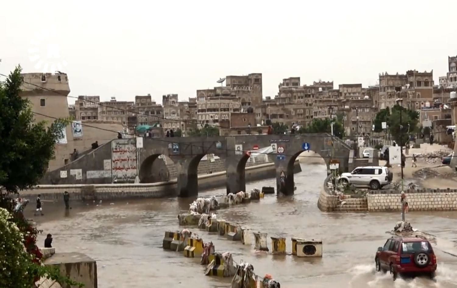 وسط عجز حكومي.. صنعاء تشكو نتائج "كارثية" للسيول المتدفقة من الجبال