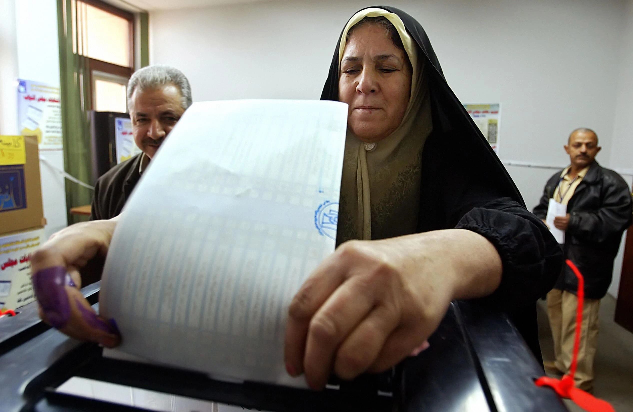 امرأة عراقية تدلي بصوتها في الانتخابات