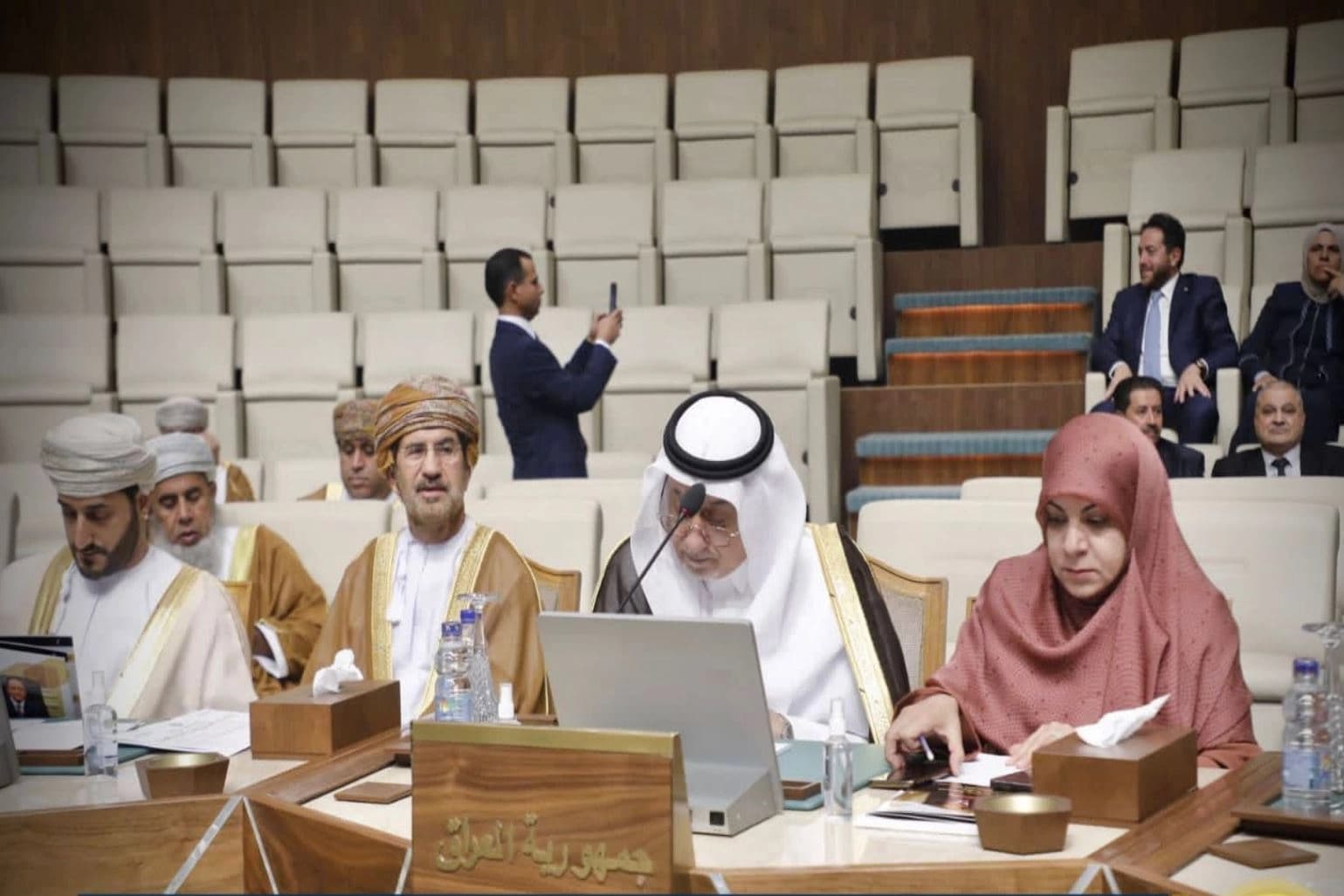 شعلان الكريم يتوسط أعضاء البرلمان خلال التصويت