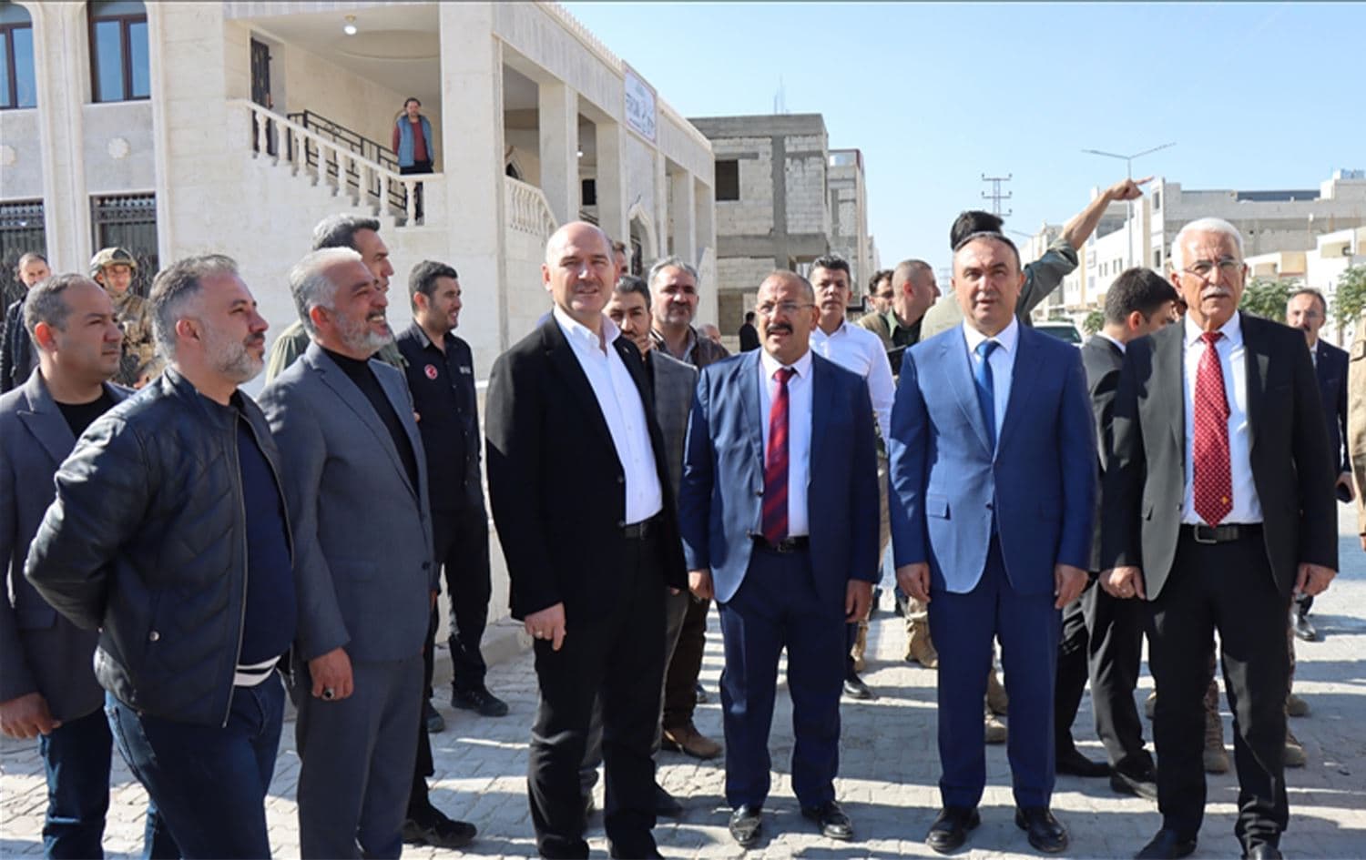 وزير الداخلية التركي مع الوفد المرافق له في منطقة الراعي بحلب