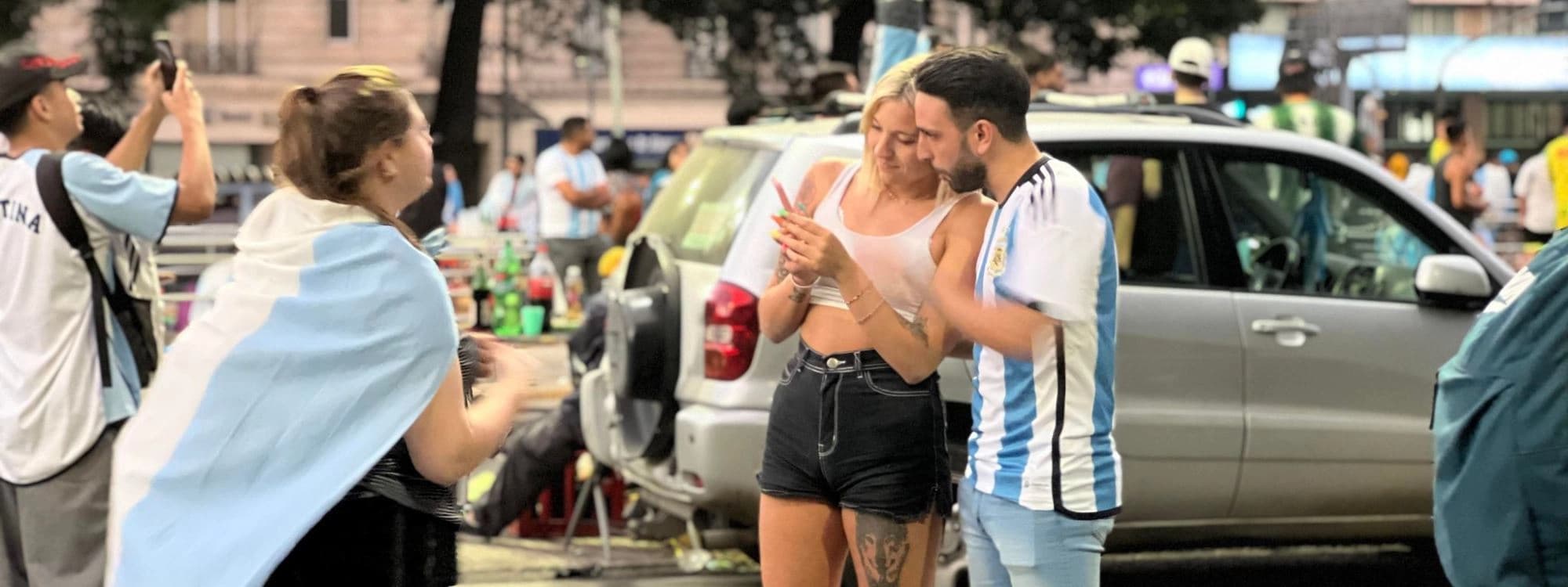صور.. الأرجنتينيون يحتفلون بالفوز بالمونديال والكريسماس معاً