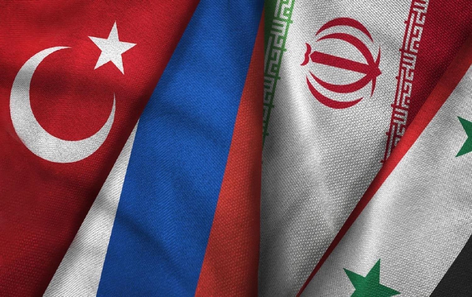 أعلام سوريا وإيران وروسيا وتركيا 