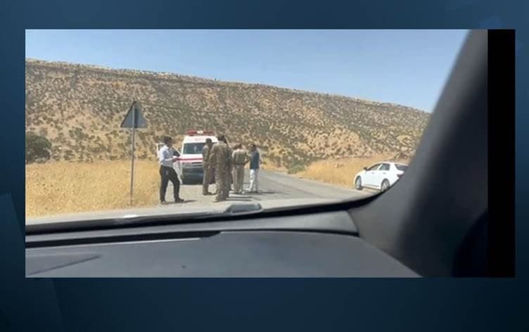 سيارة إسعاف وعدد من عناصر الأمن على طريق القرية - الصورة/ بيشوا بختيار - رووداو