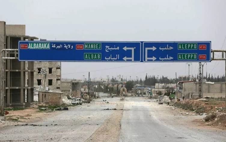 يافطة تشير للطريق إلى منبج 