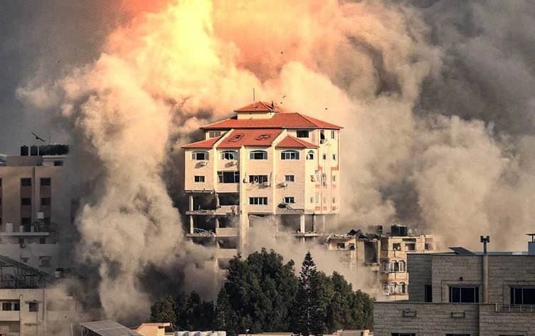 استهداف إسرائيل لأحد المباني بقطاع غزة - الصورة/ AFP