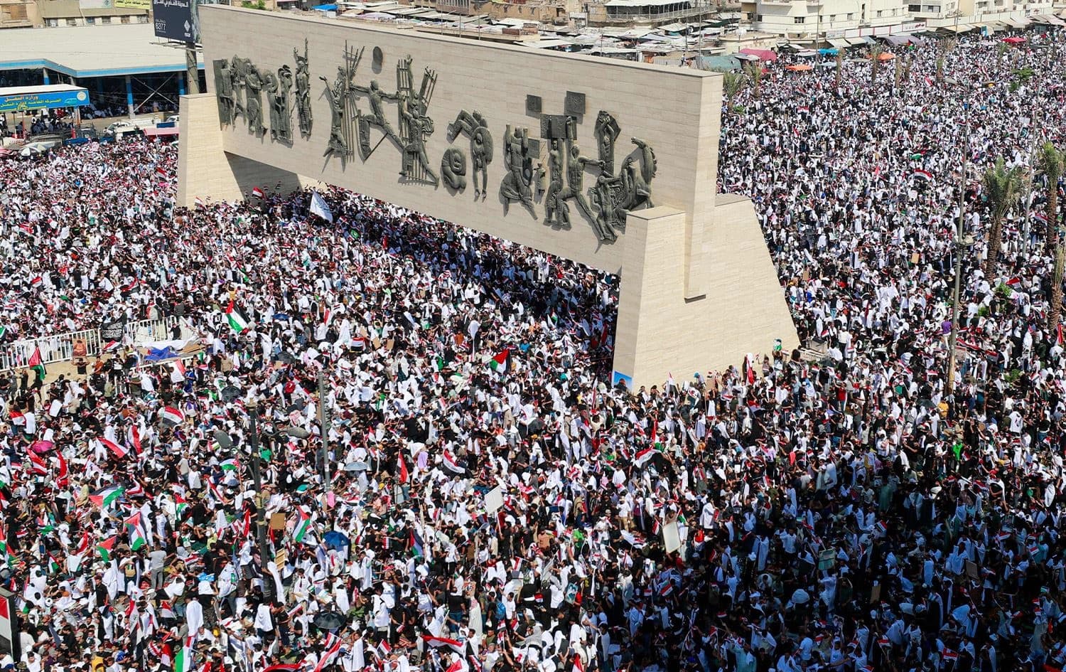 انصار التيار الصدري المحتشدين في ساحة التحرير تعبيرا عن دعمهم للشعب الفلسطيني - الصورة/ AFP