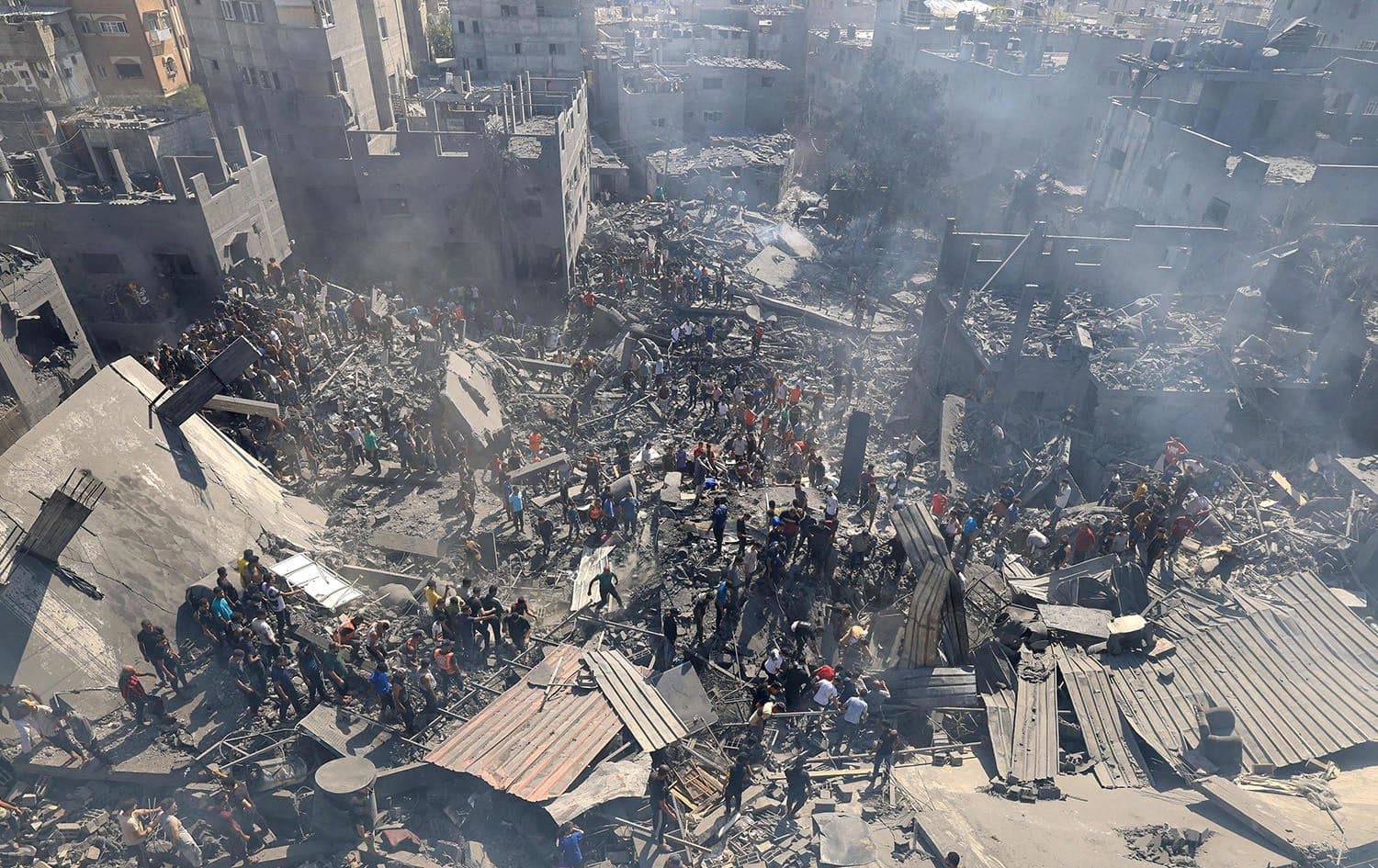 فلسطينيون يبحثون عن ناجين بين الأنقاض في خان يونس/ AFP