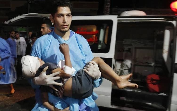 إسعاف طفل مصاب في أحد مستشفيات غزّة - الصورة/ AA