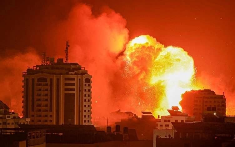 تصاعد النيران جراء قصف إسرائيلي لإحدى مناطق غزة - الصورة/ AFP