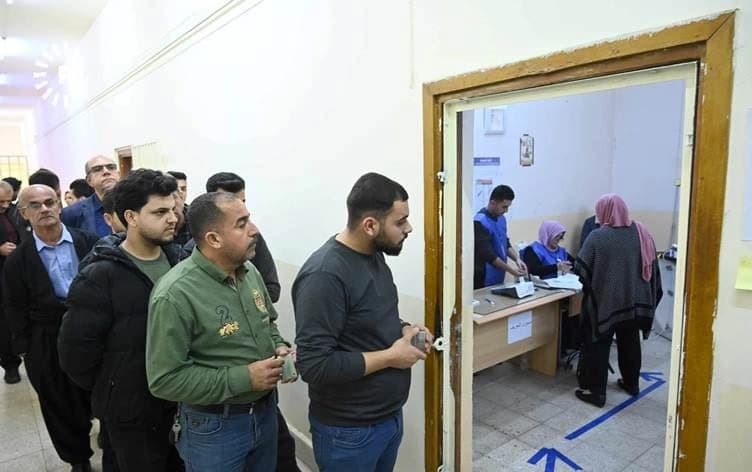 مصوتون ضمن انتخابات مجالس المحافظات في مركز اقتراع بكركوك - رووداو 