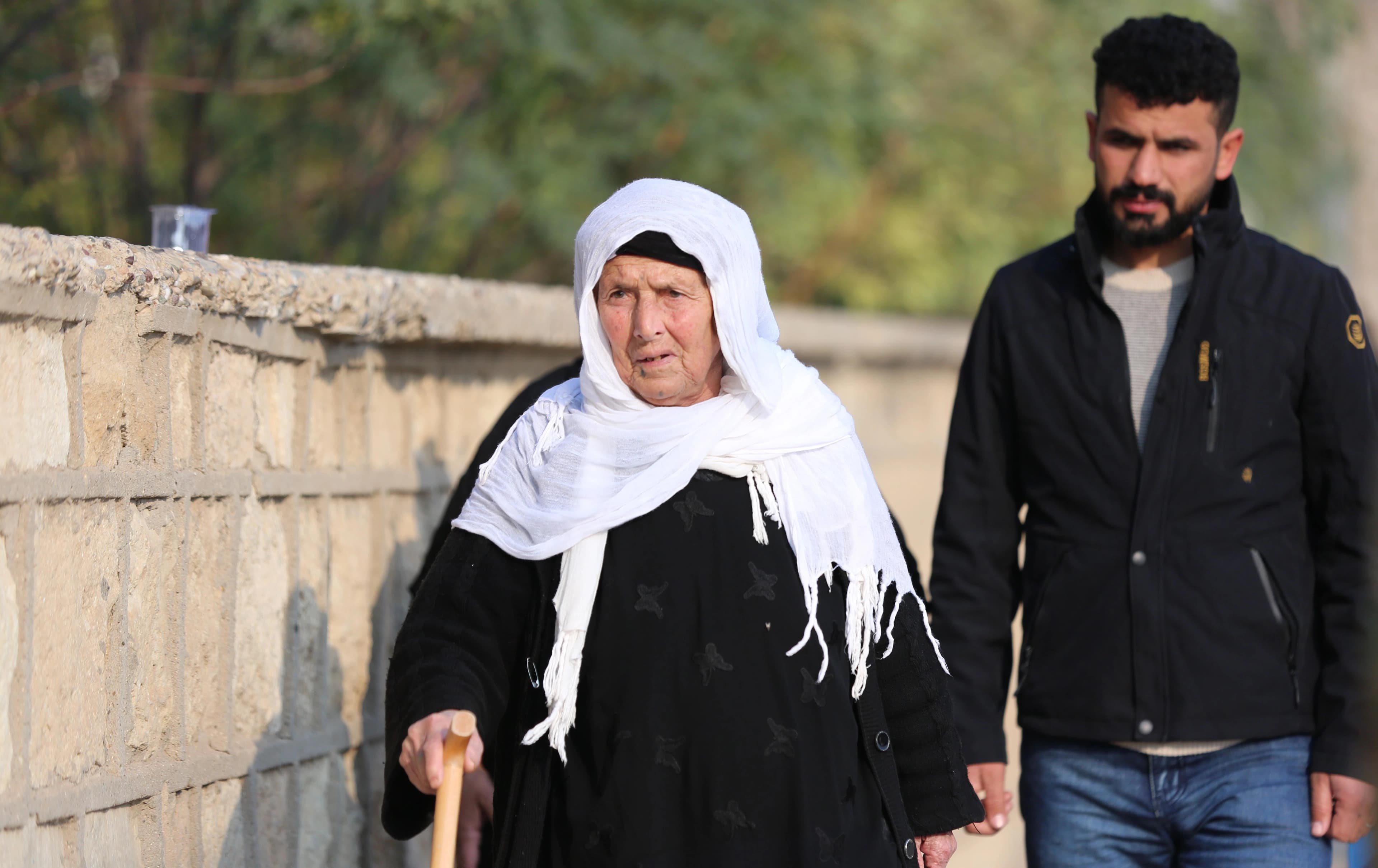 سيدة في طريقها للادلاء بصوتها في انتخابات مجالس المحافظات في كركوك - الصورة.. رووداو