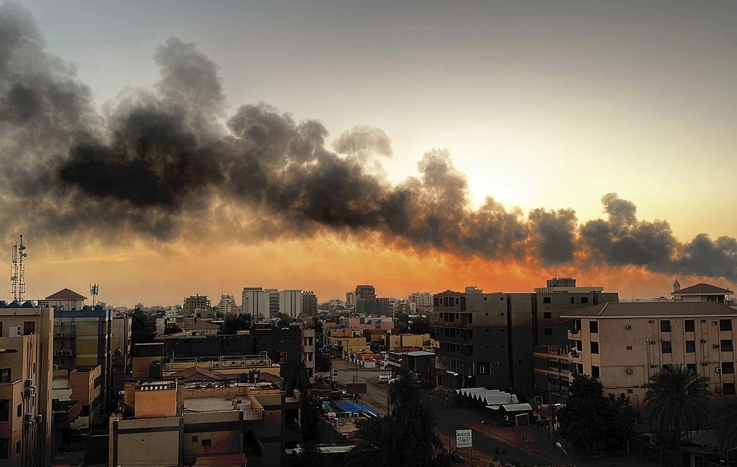 تصاعد الدخان جراء المواجهات المسلّحة في السودان/ أرشيفية