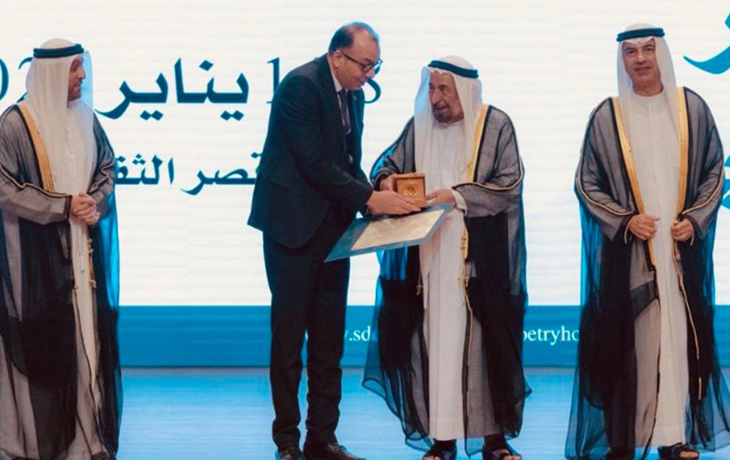 سلطان القاسمي حاكم الشارقة، يكرم الشاعر عارف الساعدي