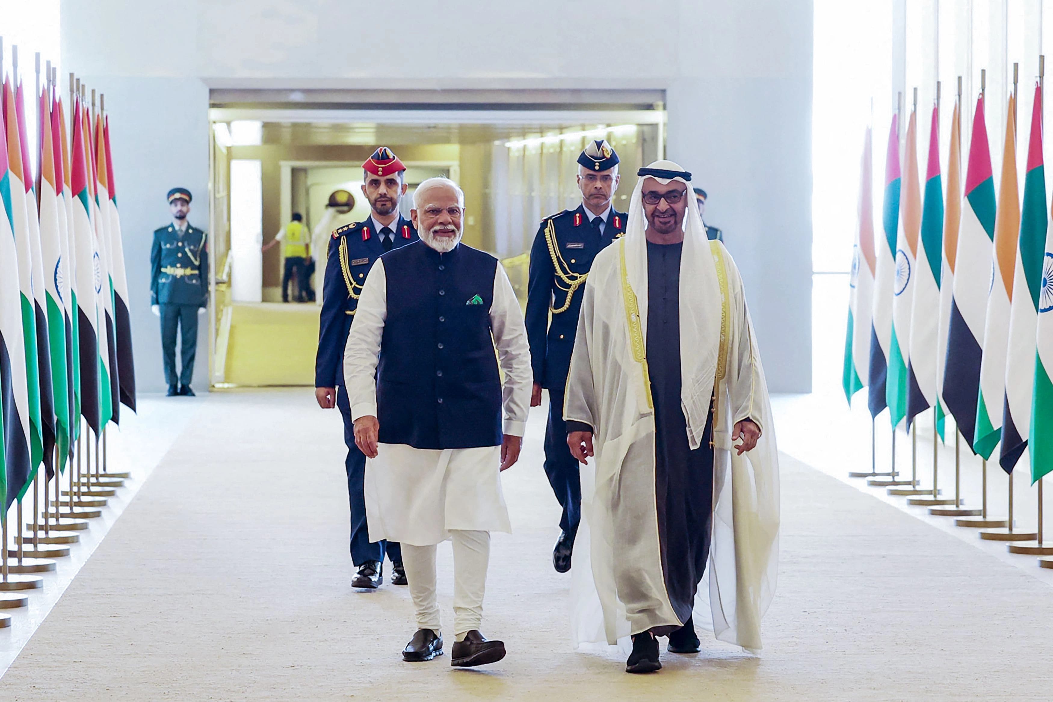 الرئيس الإماراتي ورئيس الوزراء الهندي/ AFP