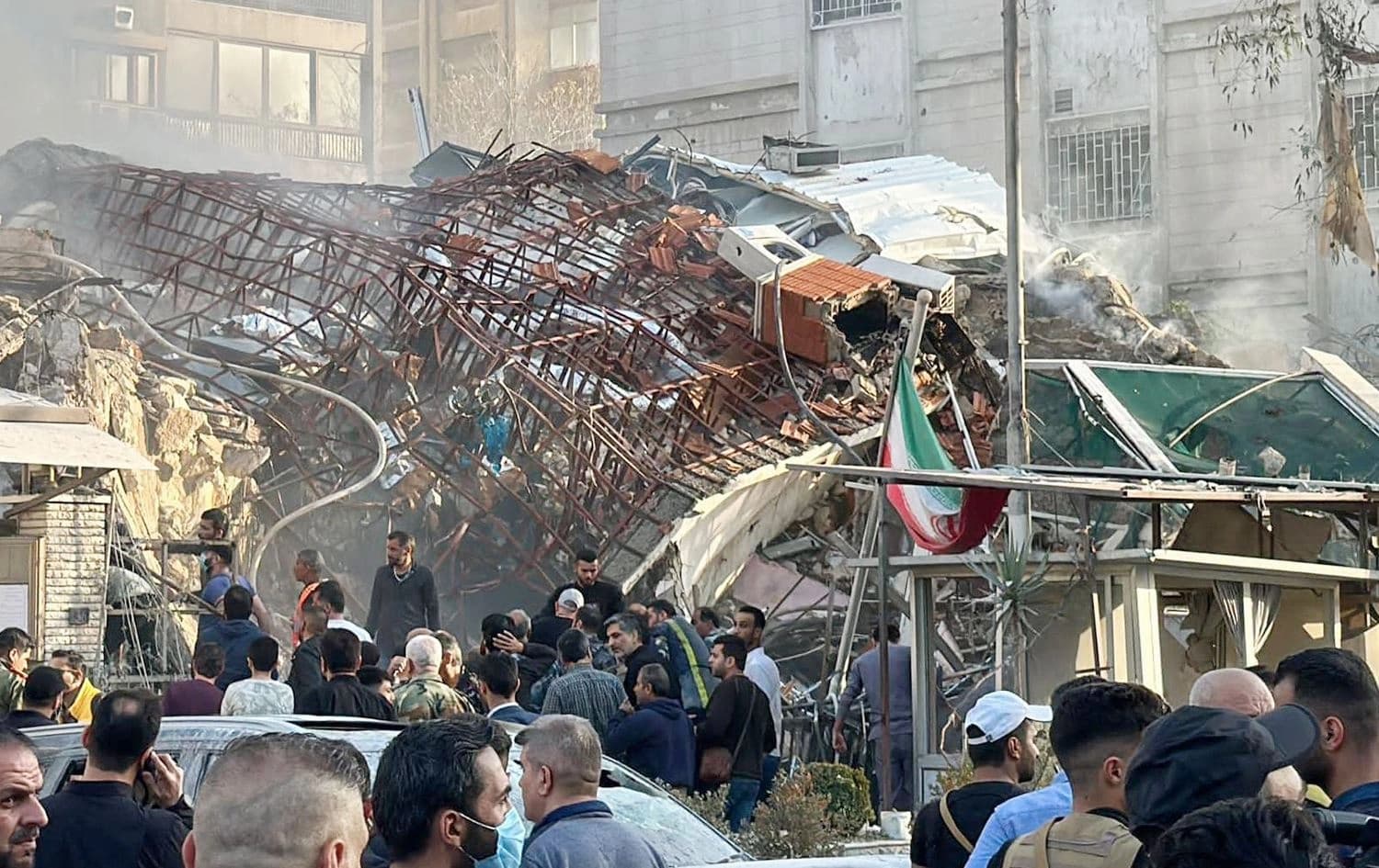 آثار الدمار جاء استهداف القنصلية الإيرانية في دمشق - AFP